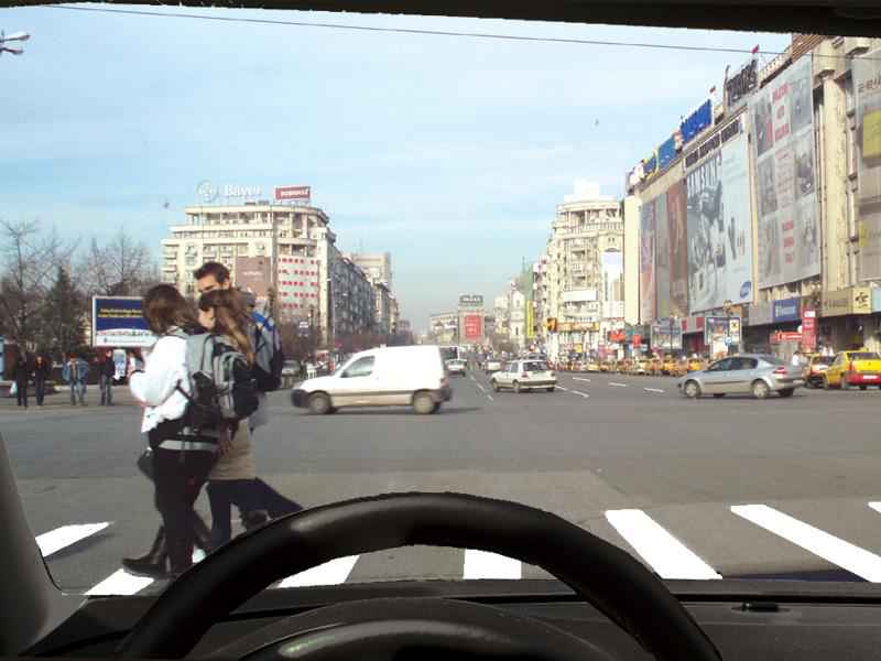 Imaginea întrebării: Ce este mai bine să aveți în vedere pentru evitarea unui pericol, în situația din imagine?