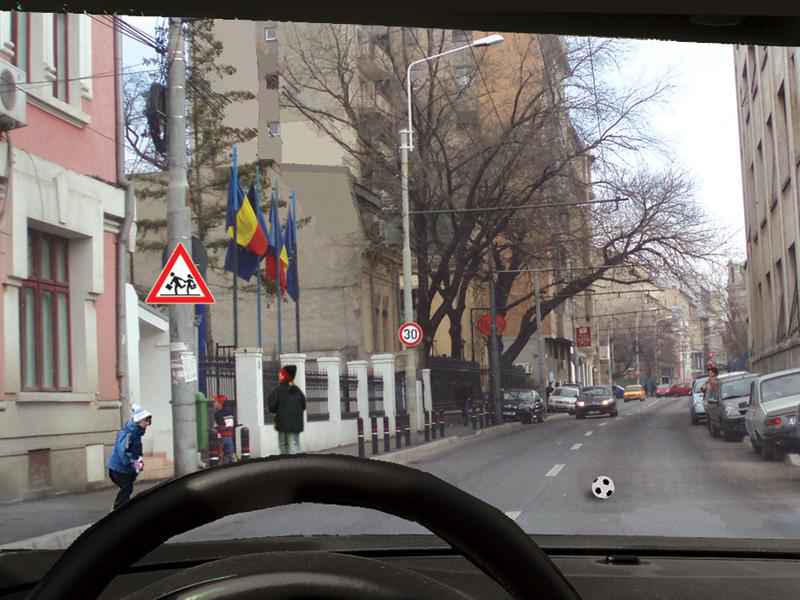 Imaginea întrebării: Din punct de vedere al conduitei preventive, cum trebuie să procedați în această situație?