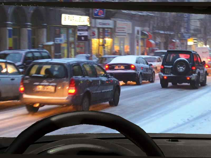 Imaginea întrebării: Pentru a circula pe un drum cu polei, se recomandă să echipați autoturismul cu