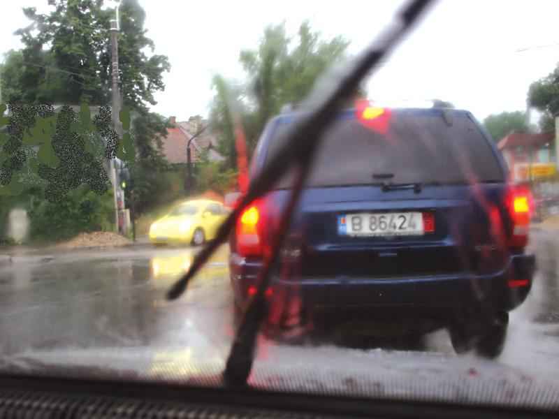 Imaginea întrebării: După o ploaie torențială, este necesar să se păstreze o distanță considerabil mai mare față de vehiculul care circulă în fața?