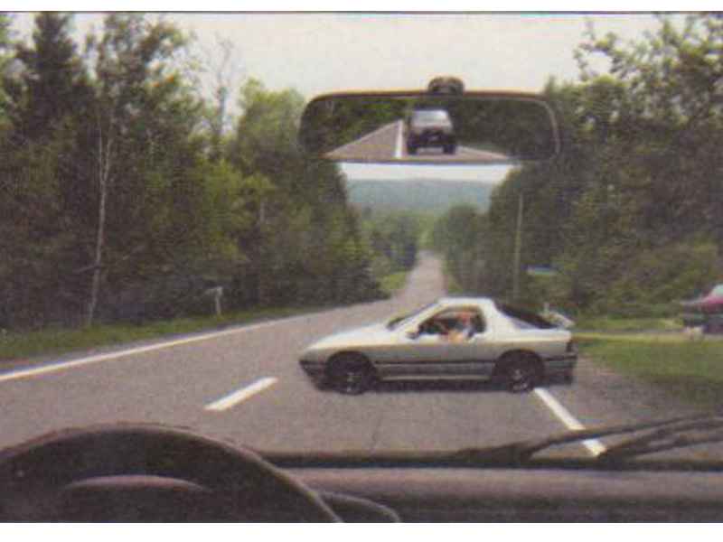 Imaginea întrebării: Autoturismul alb execută manevra de întoarcere. Cum veți proceda corect?