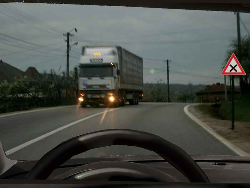 Imaginea întrebării: În situația dată, pentru a vă semnaliza prezența, veți schimba alternativ luminile de drum cu luminile de întâlnire?