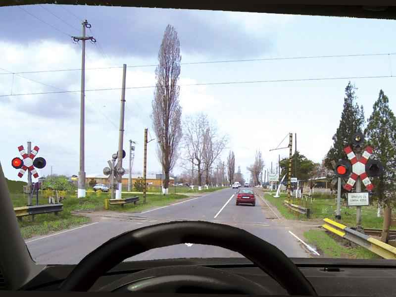 Imaginea întrebării: Ce obligații aveți dacă luminile roșii se aprind și se sting alternativ?