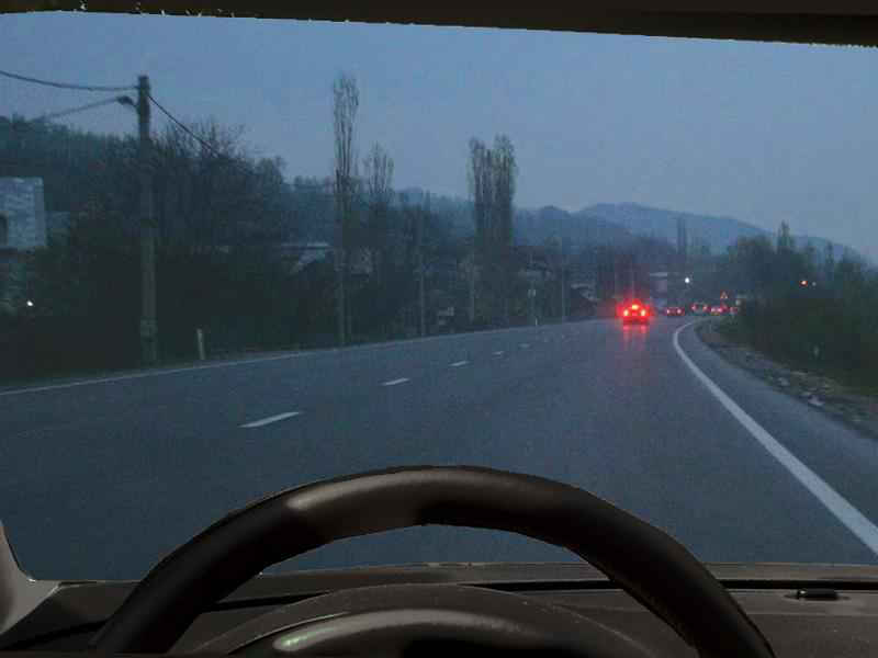 Imaginea întrebării: Este permisă folosirea luminilor de ceață noaptea, dacă cerul este senin?