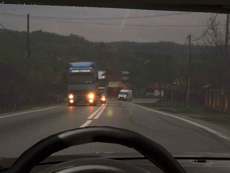 Imaginea întrebării: Intenționați să consultați o hartă rutieră. Cum este recomandat să procedați?