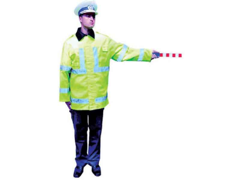 Imaginea întrebării: Ce indică această poziție a polițistului rutier?