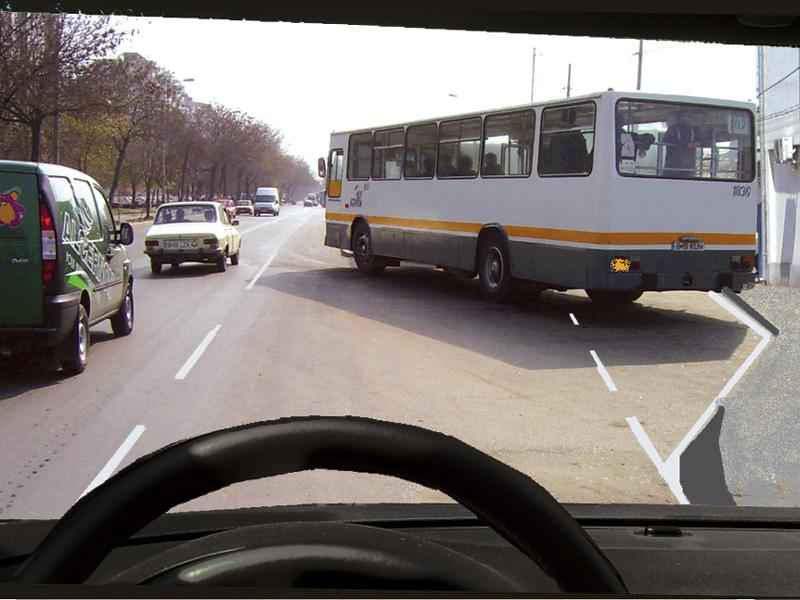 Imaginea întrebării: Autobuzul din față semnalizează ieșirea din stația prevăzută cu alveolă. Cum trebuie să procedați?