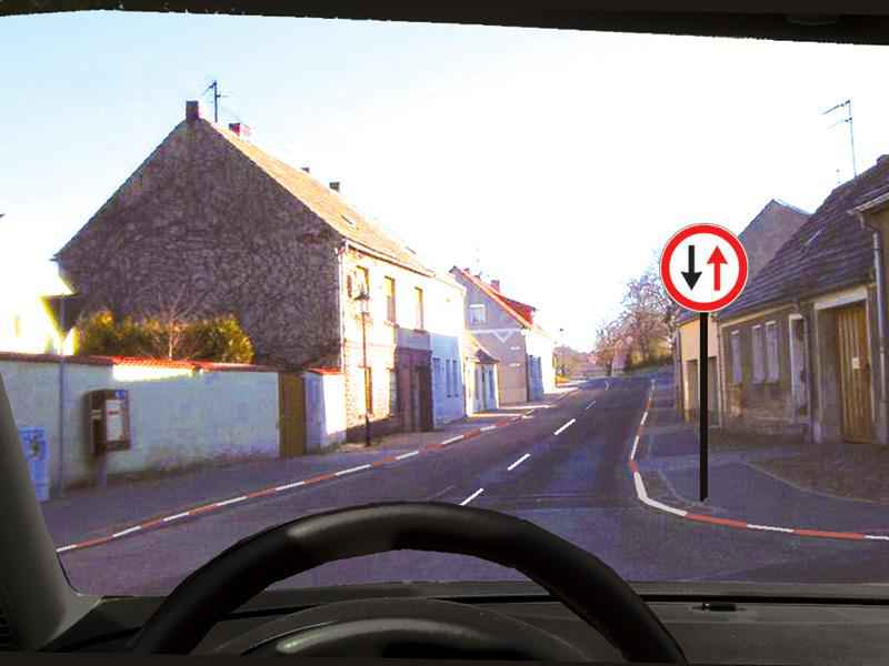 Imaginea întrebării: În situația dată, aveți prioritate față de vehiculele care circulă din sens opus?