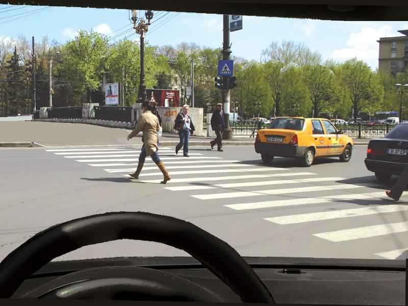 Imaginea întrebării: Intenționați să virați la dreapta. Cum procedați cu pietonii care traversează regulamentar strada?