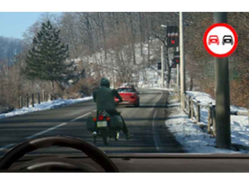 Imaginea întrebării: Este corect să depășești motocicleta din fața ta?