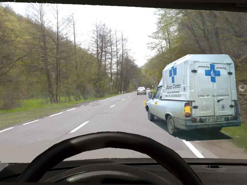 Imaginea întrebării: Autoturismul semnalizeaza intentia de a se pune in miscare. Puteti efectua depasirea?