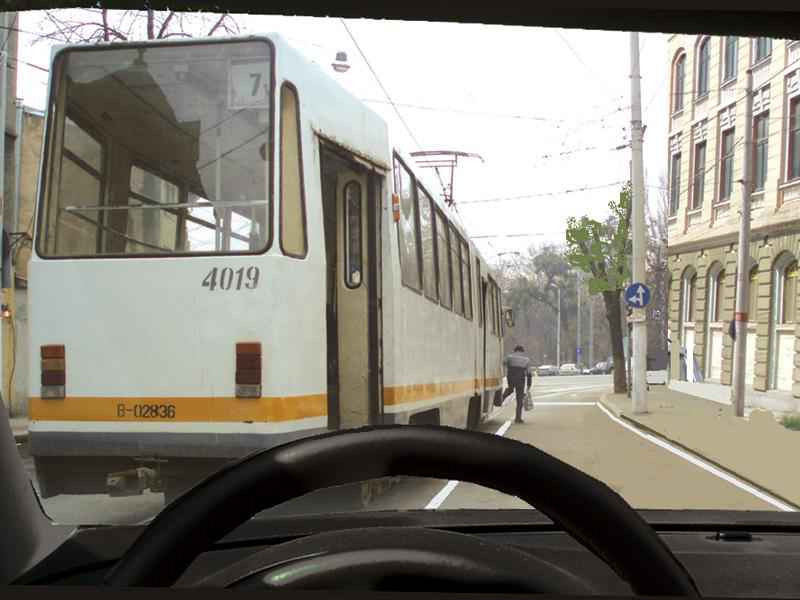 Imaginea întrebării: Puteți depăși tramvaiul oprit în stație?