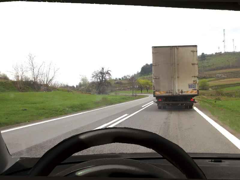 Imaginea întrebării: Este corectă depășirea autocamionului din imagine?