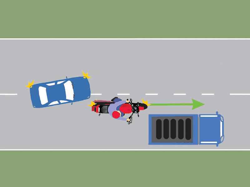 Imaginea întrebării: Conduceți autoturismul albastru. V-ați angajat corect în depășirea motocicletei?