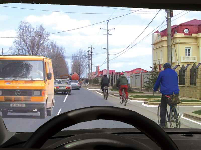 Imaginea întrebării: Vă este permis să depășiți bicicliștii?
