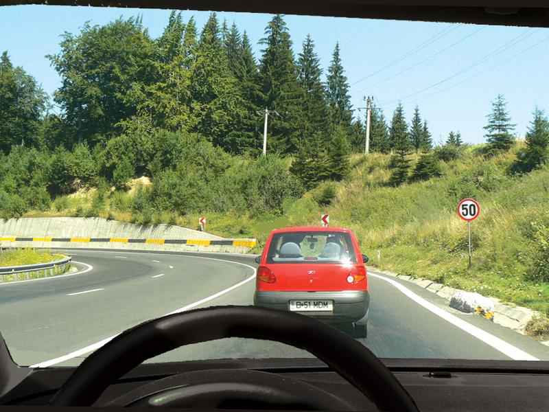 Imaginea întrebării: Este permisă depășirea în această situație?