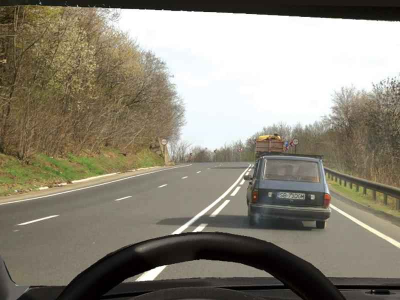Imaginea întrebării: Este permisă depășirea în situația dată?