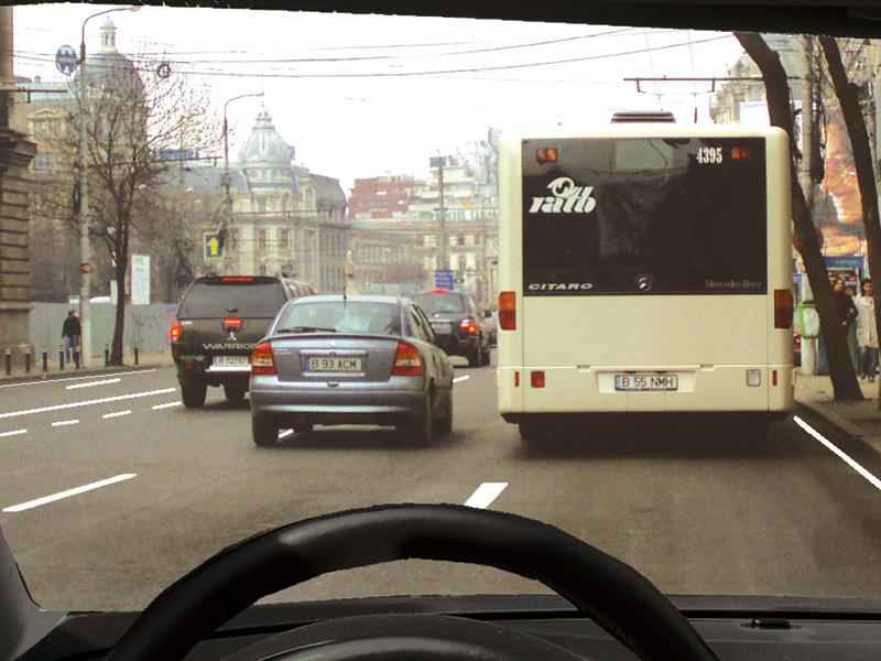 Imaginea întrebării: Este regulamentar să depășiți autobuzul oprit în stație?