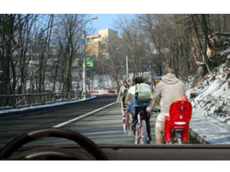Imaginea întrebării: Pentru a depăși acești bicicliști poți trece peste linia continuă?
