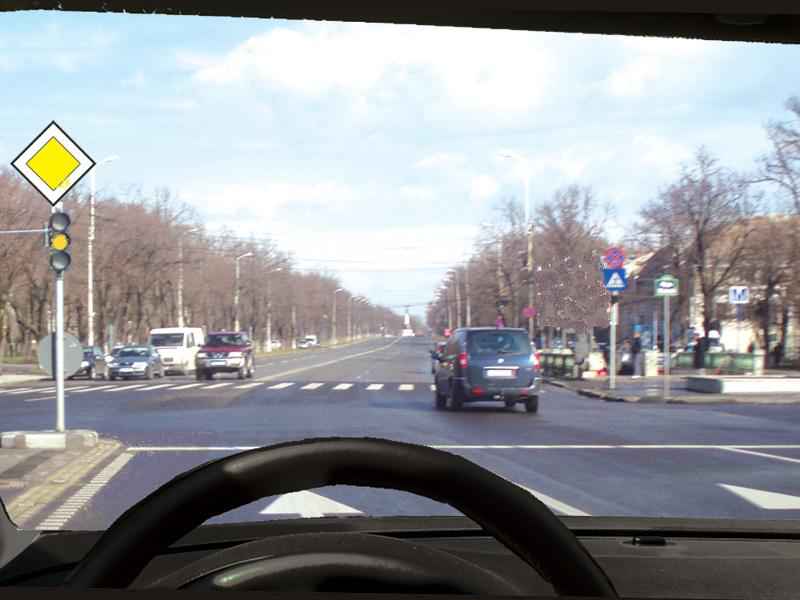 Imaginea întrebării: Cum este corect să procedați dacă semafoarele funcționează cu lumina galbenă intermitentă?