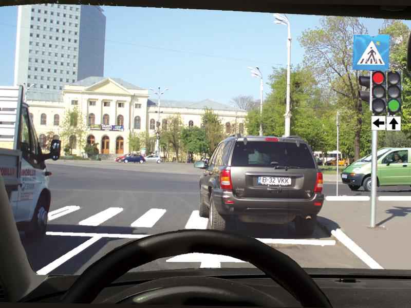 Imaginea întrebării: Autovehiculul din fața dumneavoastră traversează intersecția. Cum veți proceda?