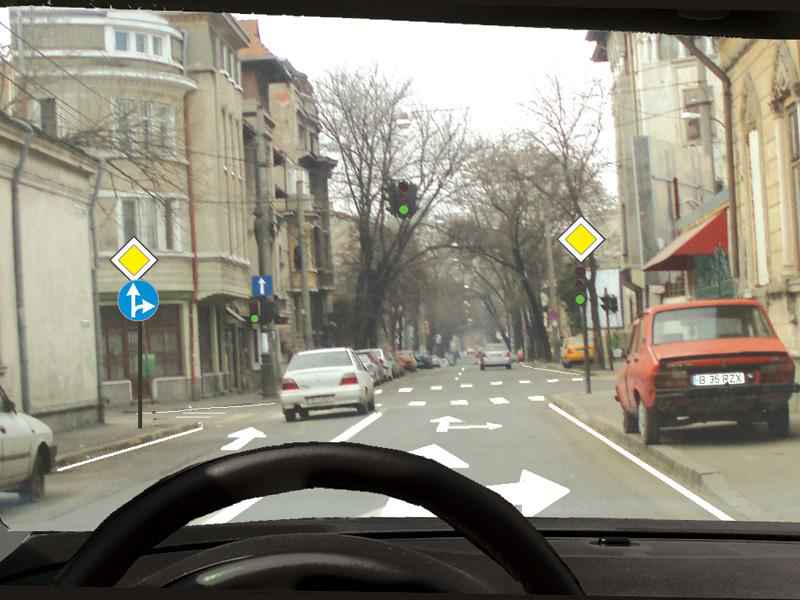 Imaginea întrebării: Dacă ați selectat banda de circulație conform imaginii de mai jos, vă este permis