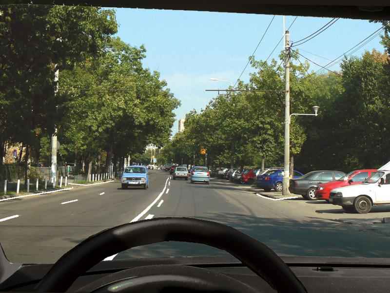 Imaginea întrebării: Vă este permisă trecerea peste marcajul longitudinal din imagine?