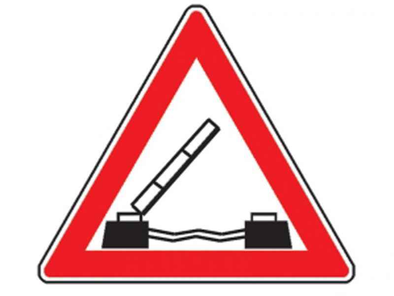 Imaginea întrebării: Indicatorul alăturat te atenționează că: